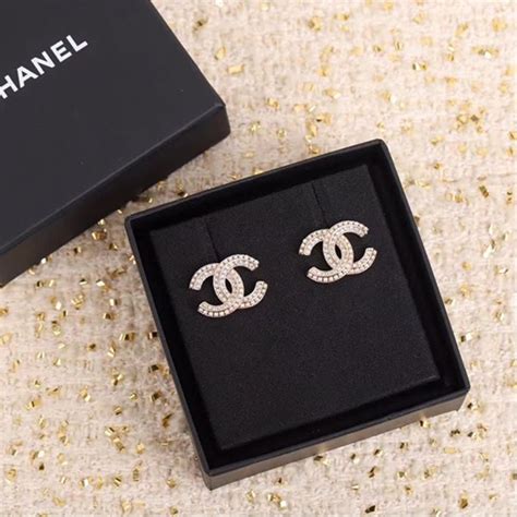 orecchini lobo doppia chanel|CHANEL – ORECCHINI A LOBO PENDENTI DOPPIE CC.